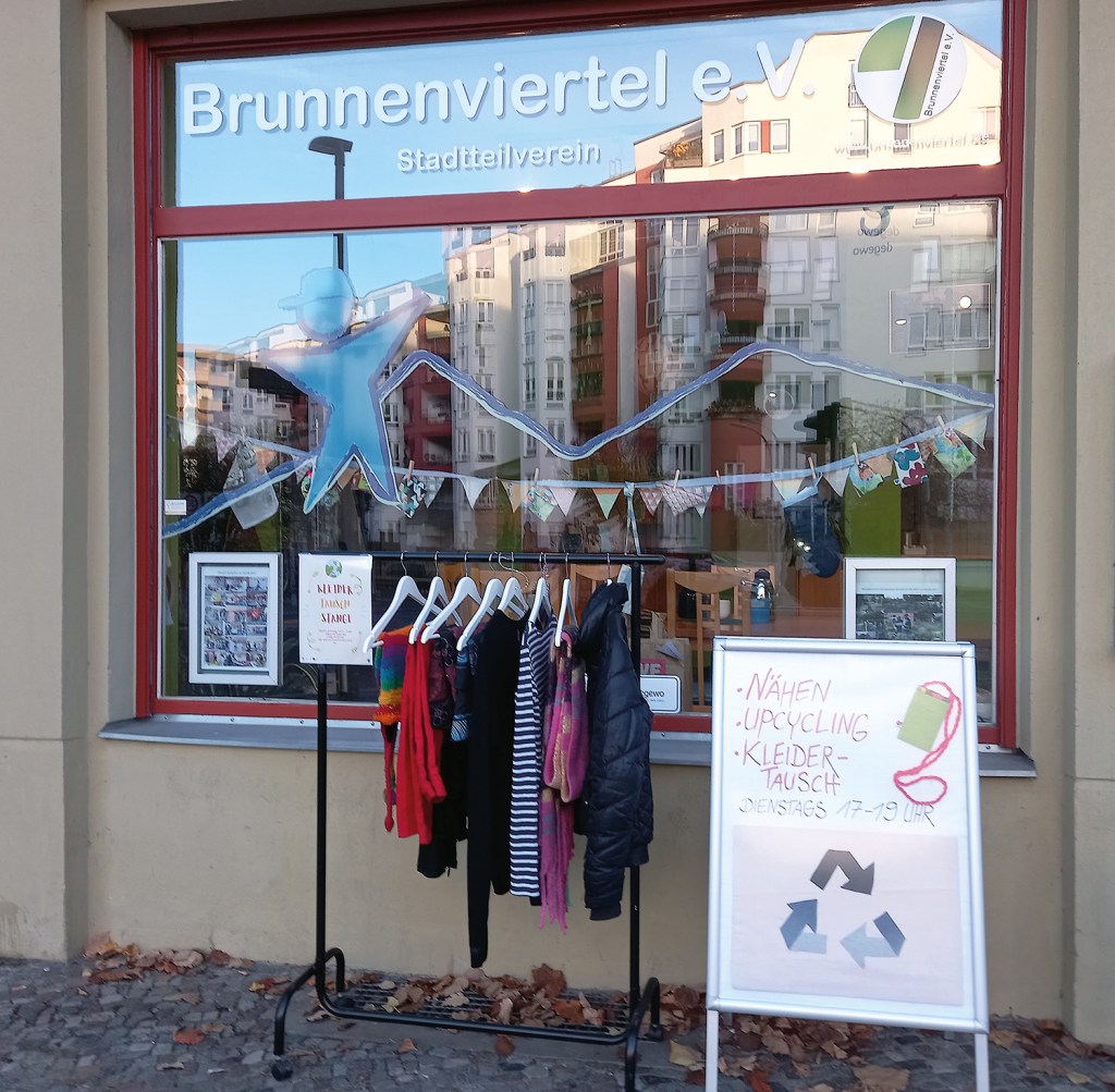 Beliebt: Die neue Kleiderstange des Stadtteilvereins. Fotos: D. Berndt
