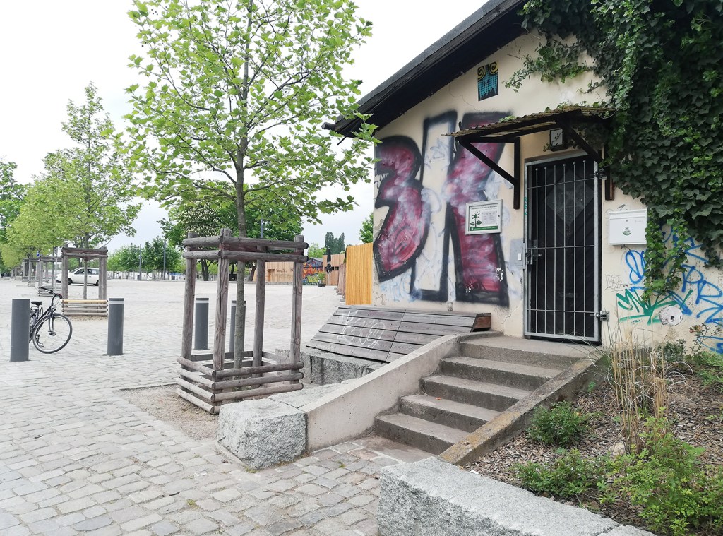 Das neue Vereinsheim der Freunde des Mauerparks, links daneben ist ein Teil der Fläche des Flohmarkts am Mauerpark zu sehen. Foto: Hensel