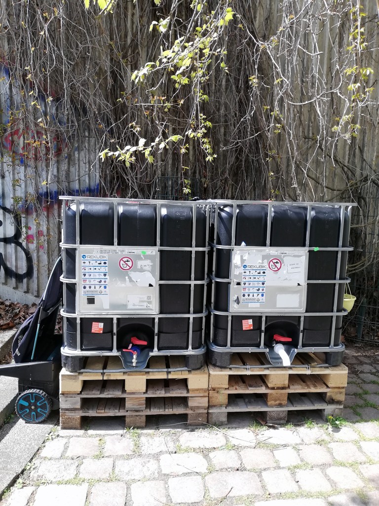 Ganz neu sind die Wassercontainer am Diesterbeet. Mit ihnen verbessert die Gieß-Situation im Stadtgarten. Foto: Hensel