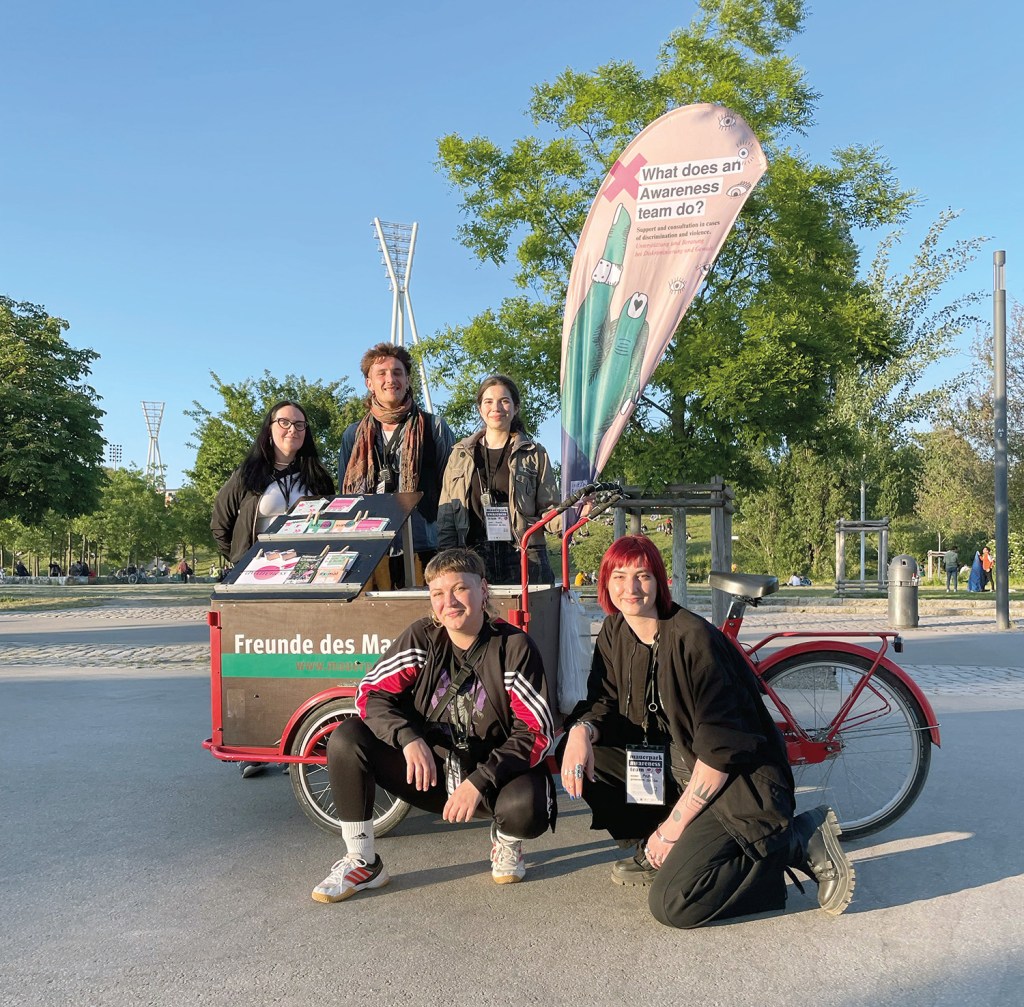 Das Awareness-Team ist unterwegs für ein besseres Miteinander im Park. Foto: A. Puell