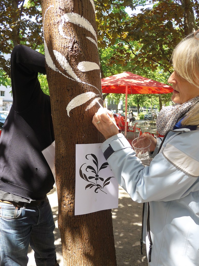 Josefine Günschel beim Aufbringen eines Musters auf einen Baum in der Brunnenstraße. Foto: Beate Heyne