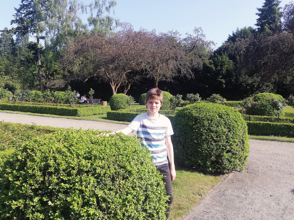 Jakob im Rosengarten, wo er auch in seinem Schülerpraktikum im Einsatz war. Foto: D. Hensel