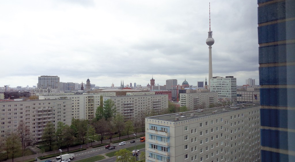 Praktikumsplatz mit Aussicht: Blick auf Berlin-Mitte aus einem Fenster im Rathaus in der Karl-Marx-Allee. Foto: Jakob Hensel