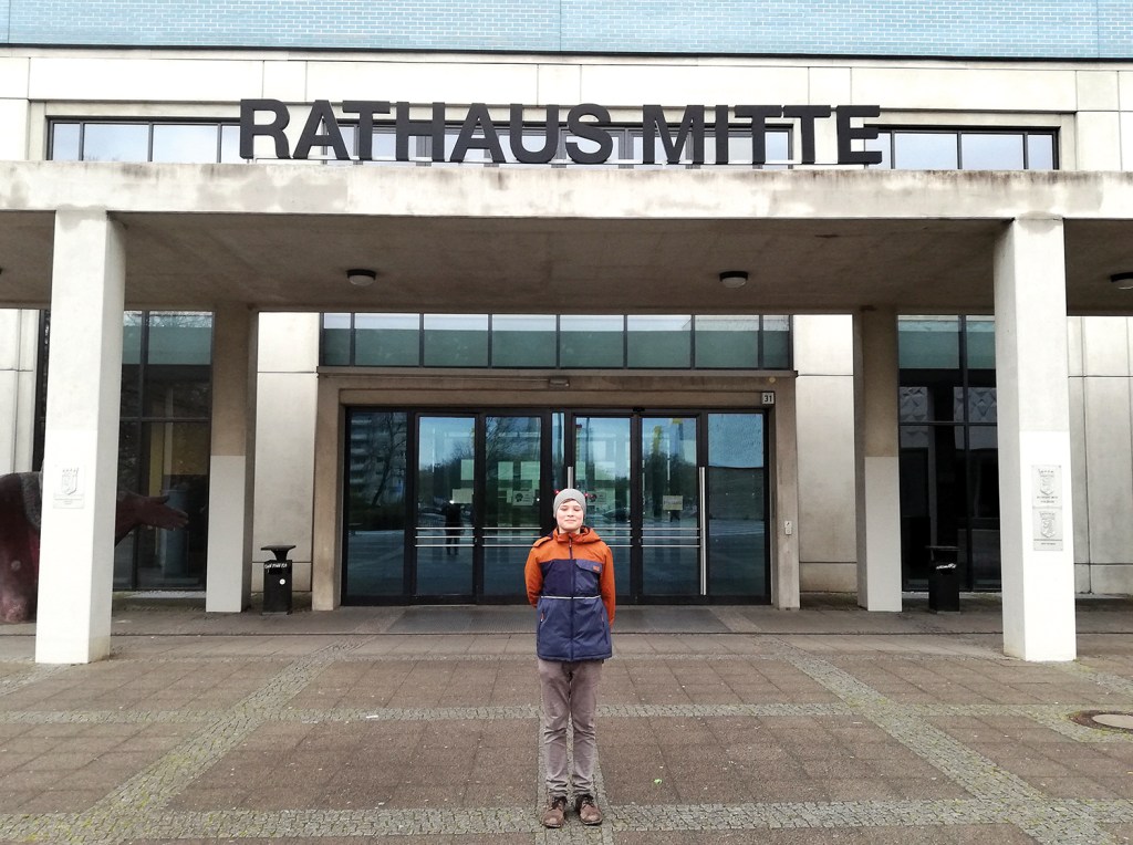 Jakob vor dem Rathaus Mitte. Hier hat die Bezirksstadträtin, bei der er sein Praktikum absolvierte, ihr Büro. Foto: Dominique Hensel