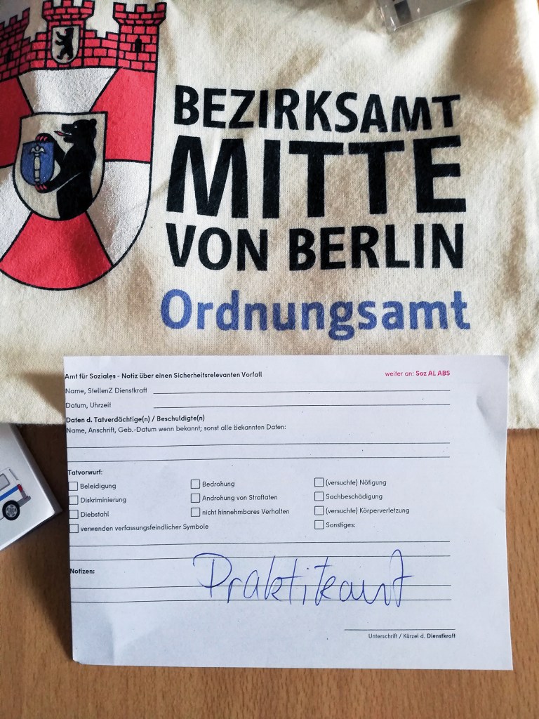 Schülerpraktikum: Zum Abschied bekam der Praktikant einige Mitgebsel. Foto: D. Hensel
