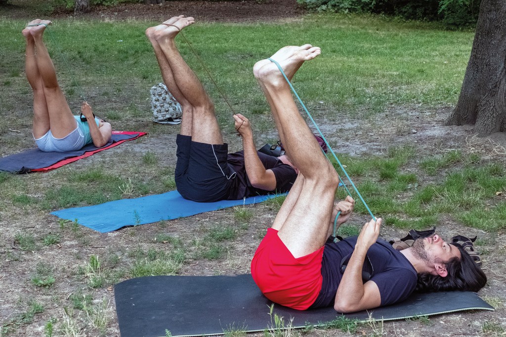 Sport im Park: Beim Yoga im Humboldthain. Fotos: Kiezsport e.V.