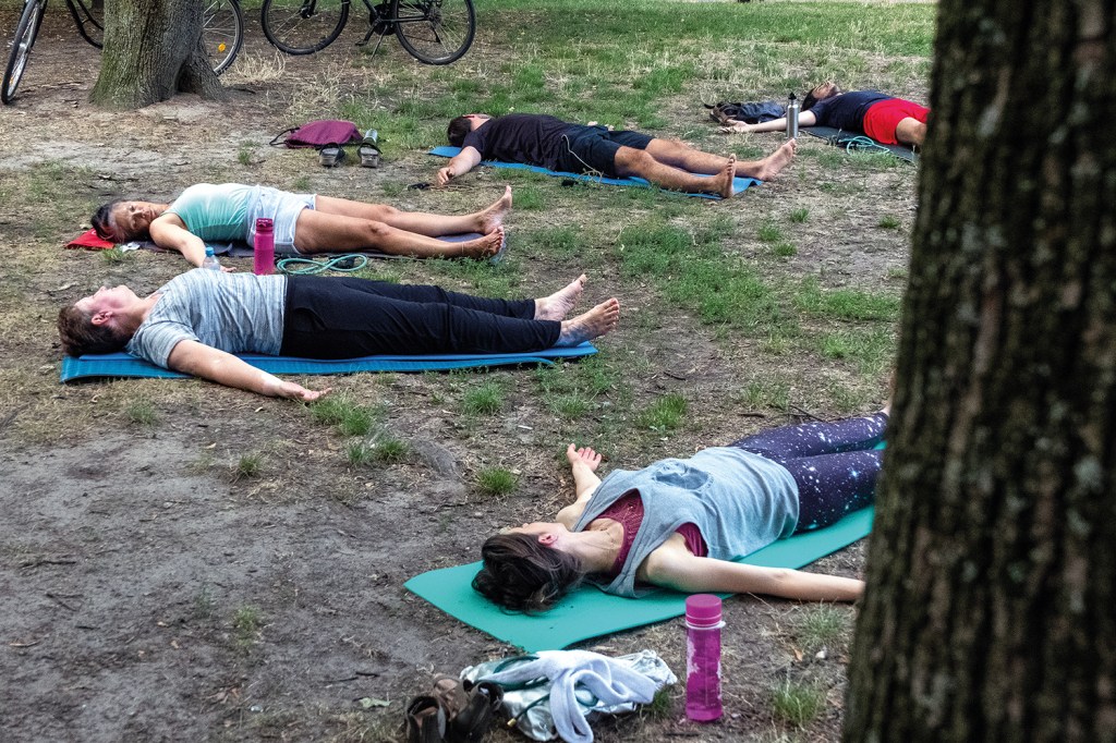Sport im Park: Beim Yoga im Humboldthain. Fotos: Kiezsport e.V.