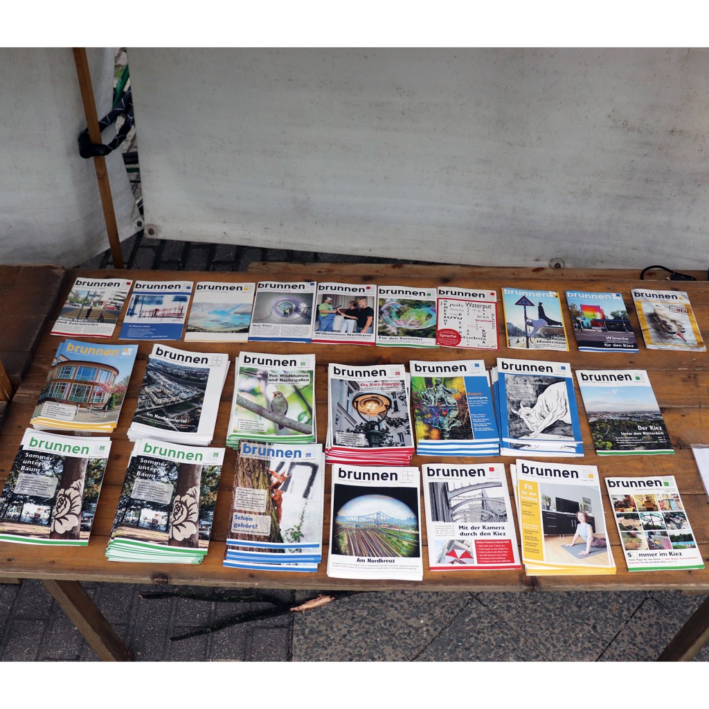 Viele verschiedene Ausgaben des Kiezmagazins waren am Stand der Bürgerredaktion zu haben. Foto: Andrei Schnell