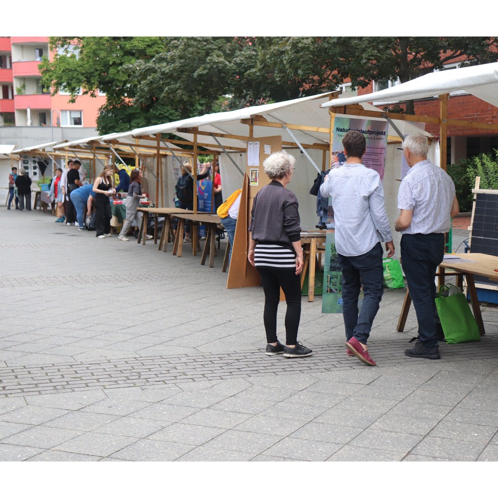 Marktstände auf der Swinemünder Straße. Hier präsentierten sich die Kiezinitiativen. Foto: Andrei Schnell