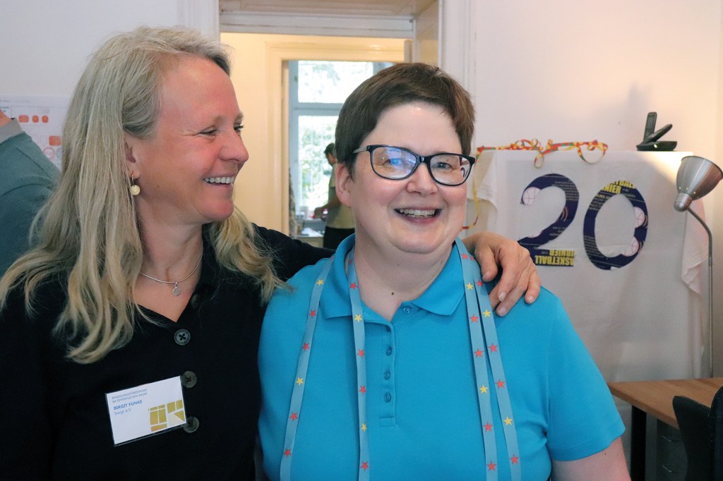 Susanne Bürger mit Birgit Funke, ihrer Chefin vom bwgt e.V., bei der gemeinsamen Feier von „10 Jahre KiezSportLotsin“ und „20 Jahre bwgt“ im August. Foto: Andrei Schnell