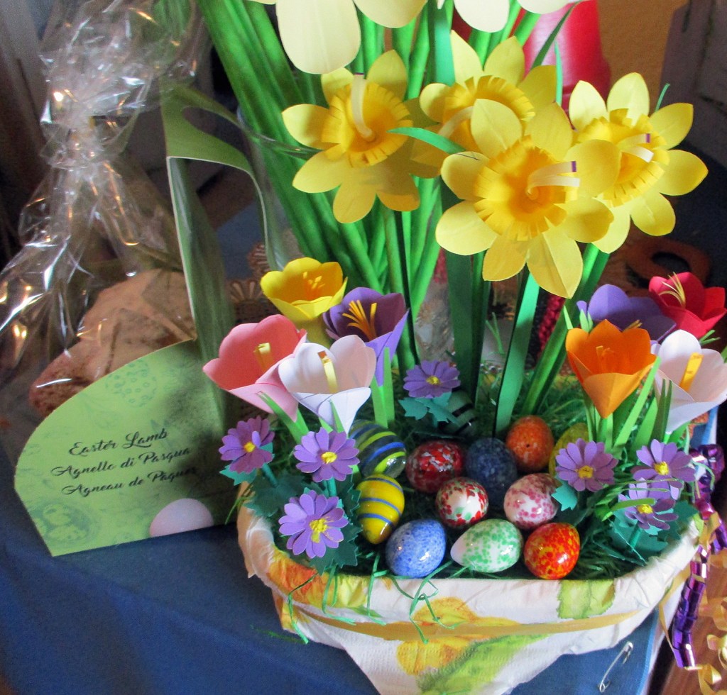 Ein Osterkörbchen mit selbstgebastelten Papierblumen. Foto: Hajo Lange