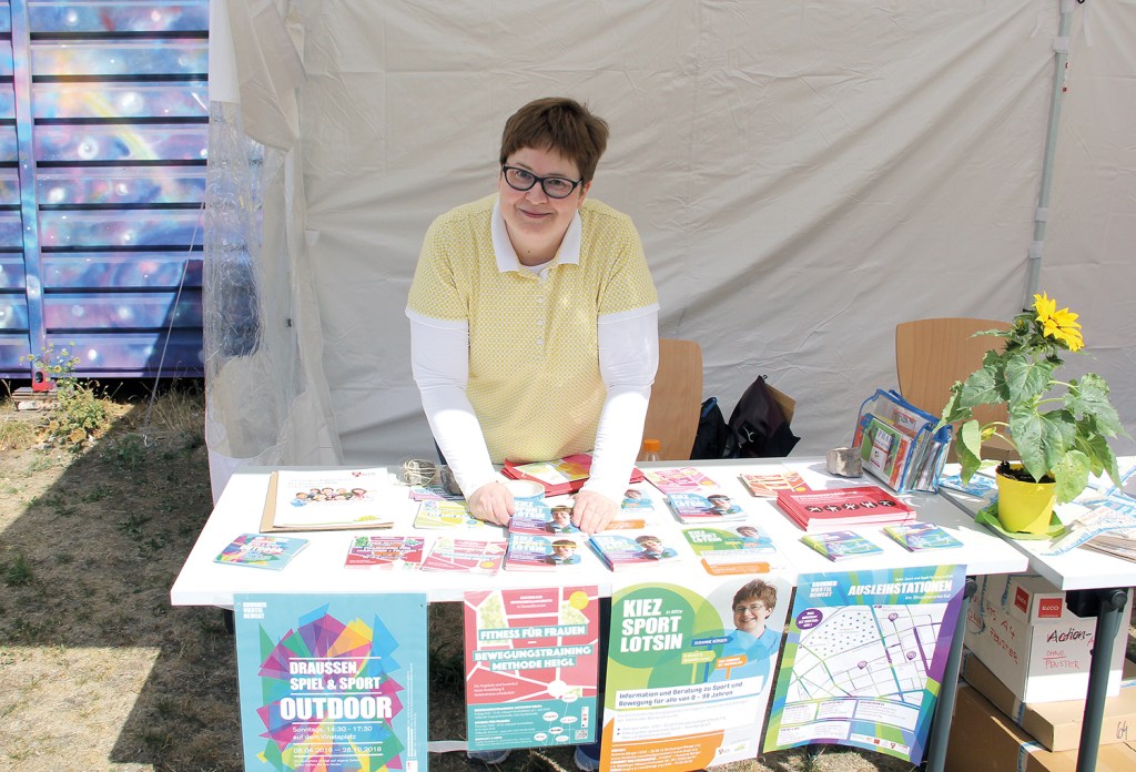 So kennen sie die meisten: KiezSportLotsin Susanne Bürger am Stand bei einem Fest. Hier ist sie beim BruGa-Abschlussfest 2018 im Garten des Olof-Palme-Zentrums. Foto: Dominique Hensel