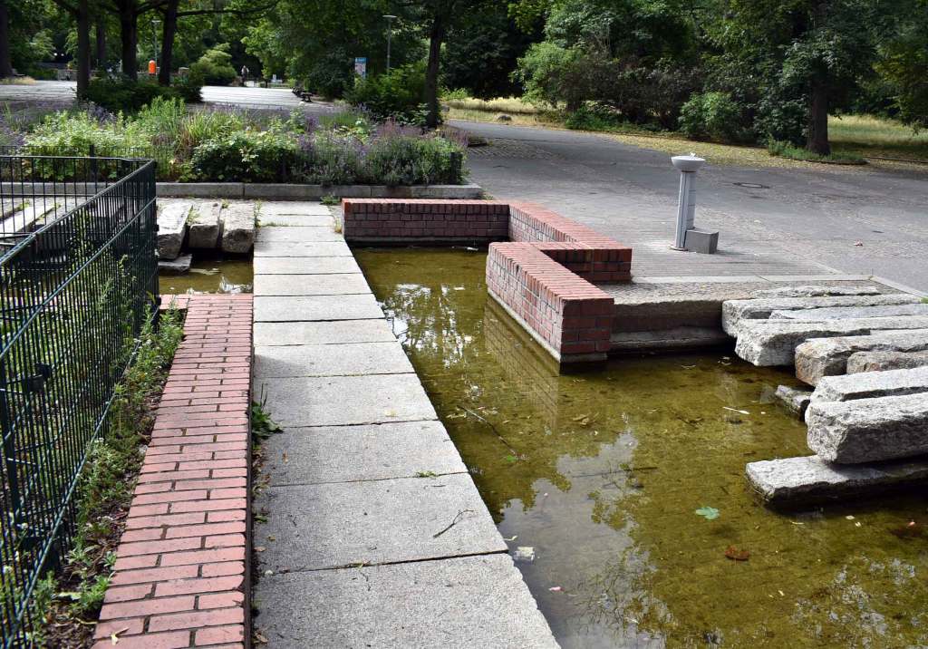 Ein Wasserbecken in der Swinemünder Straße am Vinetaplatz, unweit der Brache. Foto: Michael Becker