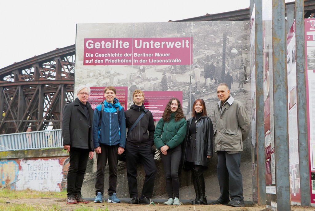 Die Ausstellung „Geteilte Unterwelt“ ist aufgebaut. Von links: Ausstellungsgestalter Andreas Neumann, Jonah Hacker und Oskar Schmidt (John-Lennon-Gymnasium Berlin), Leeloo Stachowski und Anna Galimzanow (Humboldt-Gymnasium Berlin-Tegel), Historiker Dr. Thomas Lackmann. Foto: Juliane Bluhm