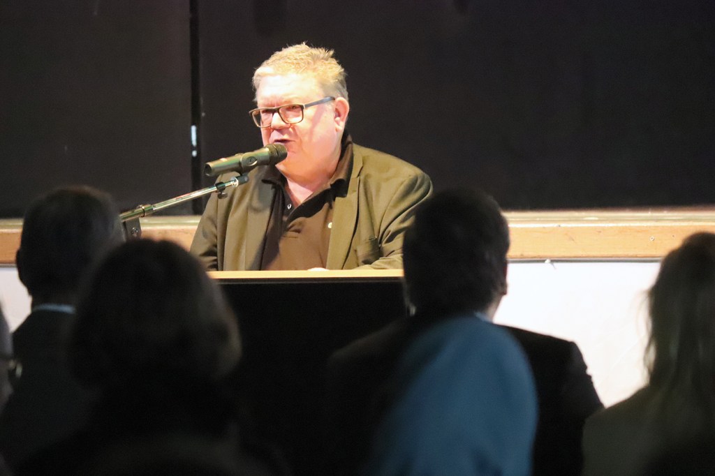 Der Schulleiter der Ernst-Reuter-Schule Andreas Huth bei seiner Rede zum Festakt. Foto: A. Schnell