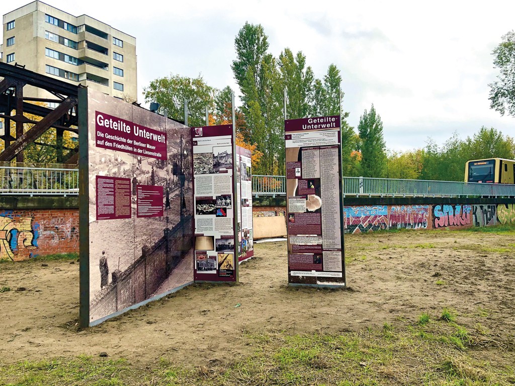 Die Ausstellung „Geteilte Unterwelt“ erzählt die Geschichte der Berliner Mauer auf den Friedhöfen in der Liesenstraße. Foto: C. Neinaß
