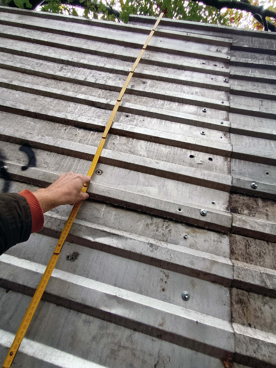 Ein Wellblechzaun im Brunnenviertel