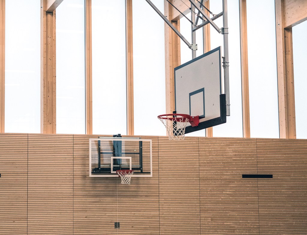 Die Basketballkörbe an den Seiten sind höhenverstellbar. Foto: Sulamith Sallmann