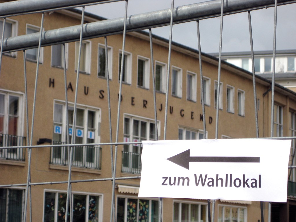 Ein Schild weist den Weg zum Wahllokal im Haus der Jugend in der Reinickendorfer Straße. Foto: A. Schnell