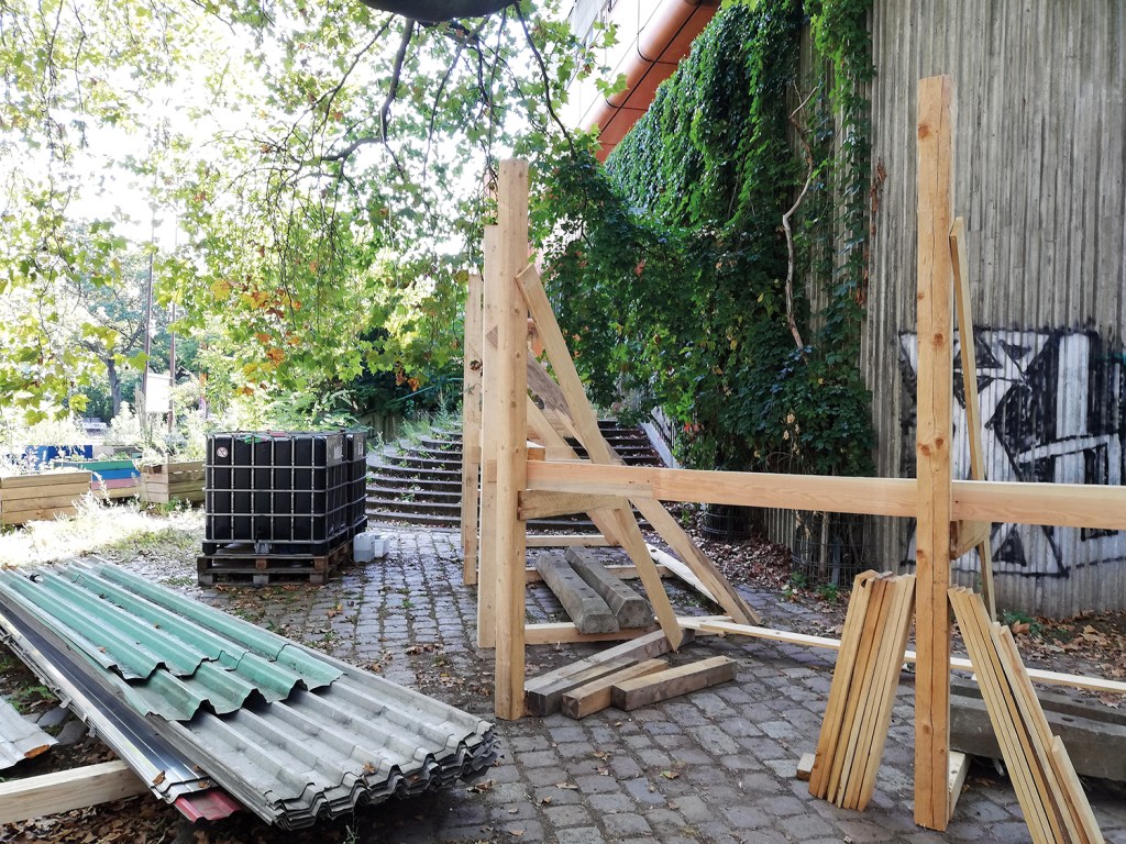 Der Zaun wird aufgestellt. Am Diesterbeet mussten dafür die Wassertranks verrückt werden. Foto: D. Hensel