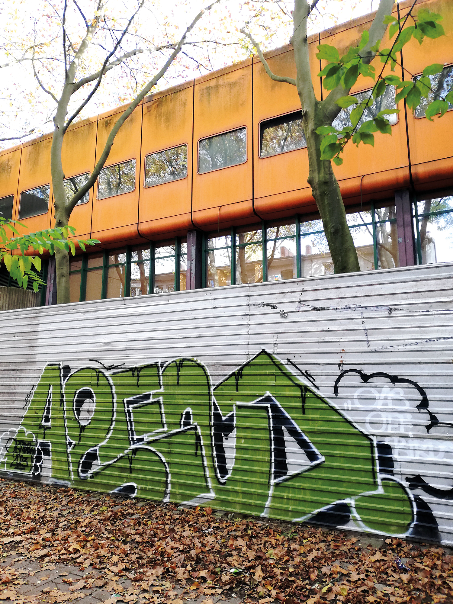 Der Wut-Zaun um die alte Schule