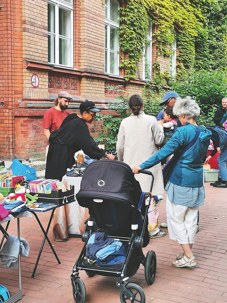 Weiterreich-Flohmarkt in der Demminer Straße 27. Foto: Andrei Schnell