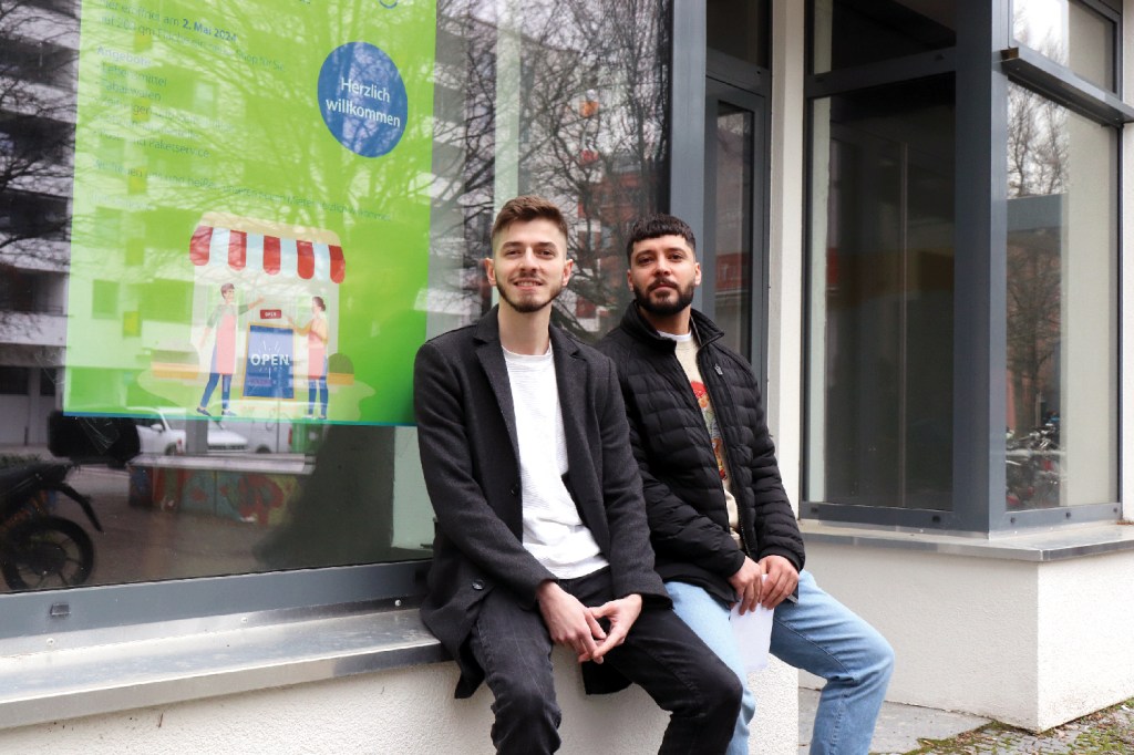 Enes Eksi (links) und Emirhan Adas eröffnen im Mai am Ackerplatz einen neuen Kiezshop mit Dingen des täglichen Bedarfs. Foto: Andrei Schnell