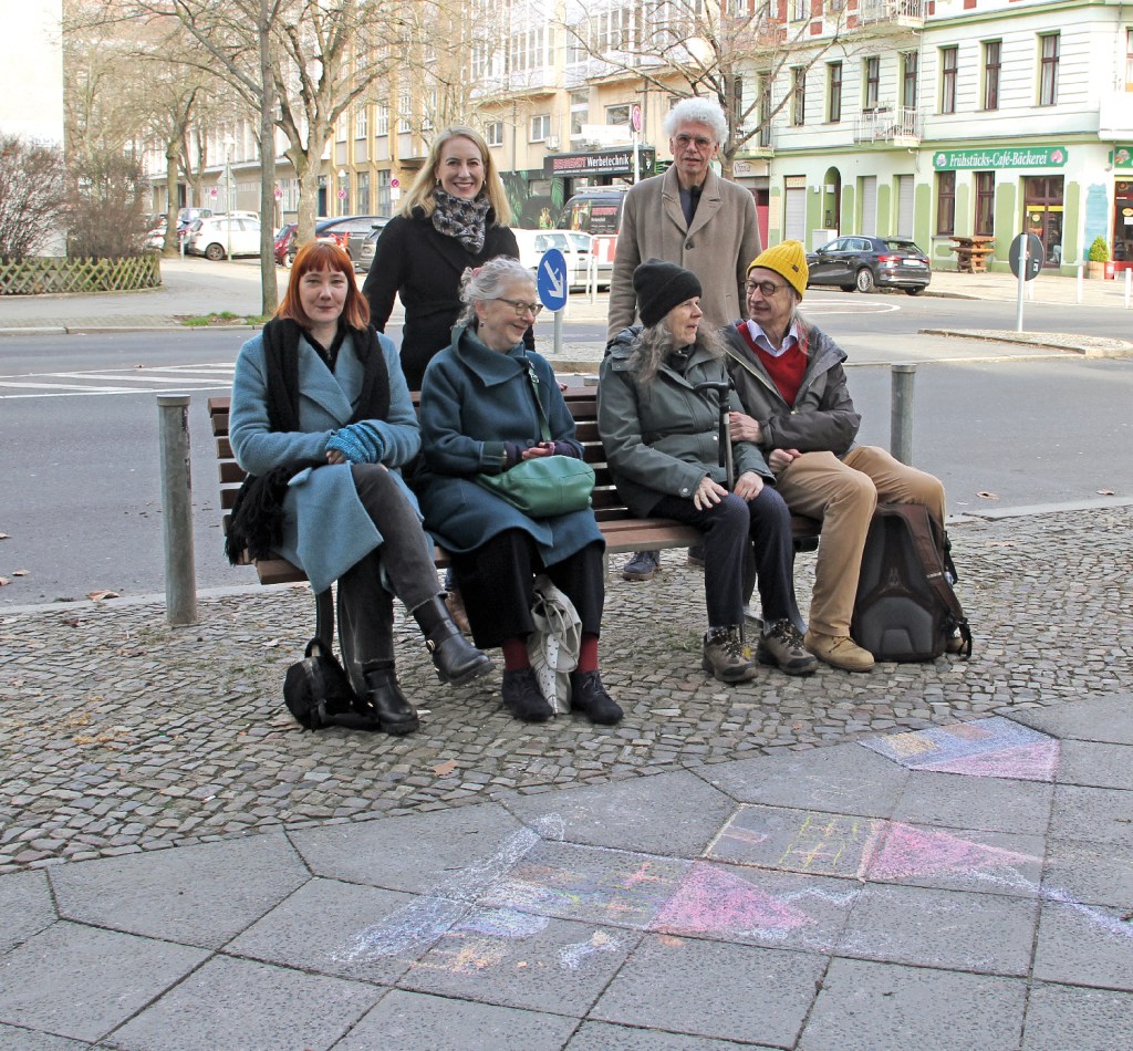 Offizielles Probesitzen auf einer der neuen Bänke an der Ecke Usedomer Straße und Wattstraße. Es probieren die Bank aus (von links nach rechts): Nora Olbrich vom Fuss e.V., Dr. Doris Schawaller von der Seniorenvertretung Mitte sowie Barbara und Herbert Probst. Herbert Probst ist Vorstand im Beirat für Menschen mit Behinderungen in Mitte . Dahinter stehen die für den öffentlichen Raum zuständige Bezirksstadträtin Dr. Almut Neumann (Grüne) und Roland Stimpel vom Fuss e.V. Foto: Dominique Hensel