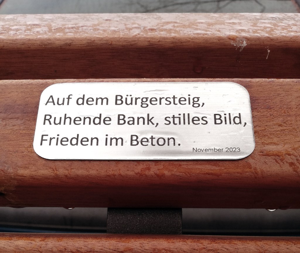 Auf der neuen Bank in der Stralsunder Straße ist ein Spruch angebracht. Von wem stammt er? Fotos: Hensel