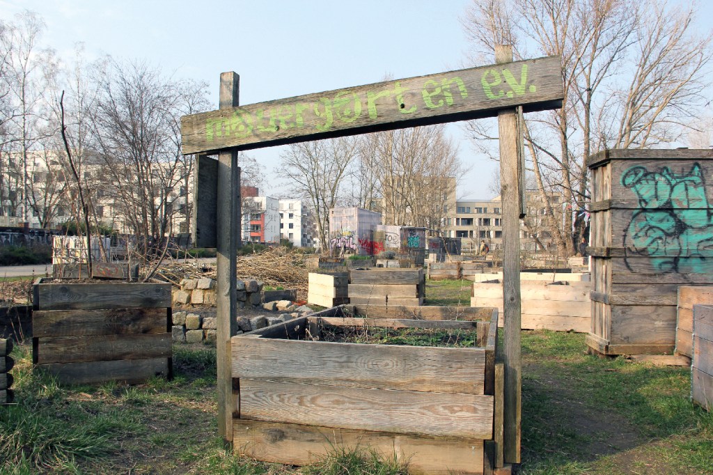 Im Mauergarten im Mauerpark entstehen auch in diesem Jahr wieder neue Hochbeete, Neugärtner:innen können noch dazukommen. Foto: Hensel