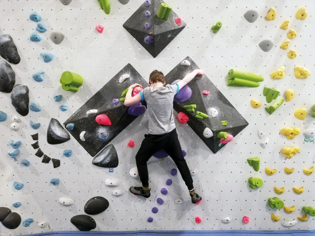 Autor Jakob beim Bouldern in einer Halle in Pankow (Berta Block). Foto: D. Hensel