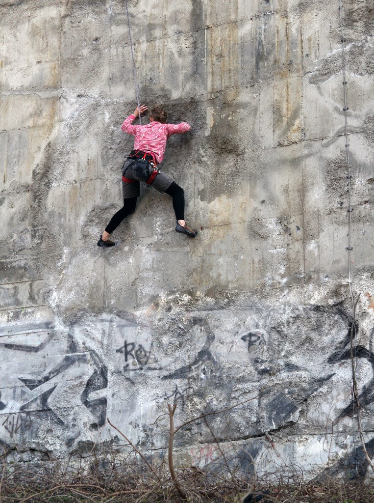 Klettern an der Bunkerruine im Humboldthain (Bunkerklettern). Foto: D. Hensel
