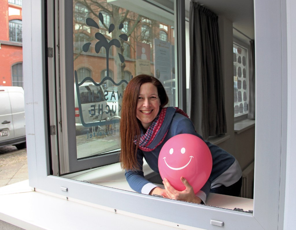 Stephanie Esser schaut aus dem Fenster der Waschküche, wo der Lachtreff stattfindet. Foto: D. Hensel