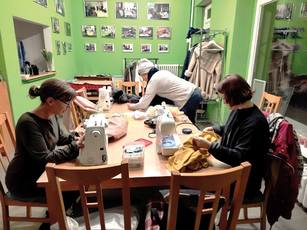 Beim Nähcafé in der Graunstraße 28, links ist Cora Lie zu sehen. Foto: Beate Chudowa