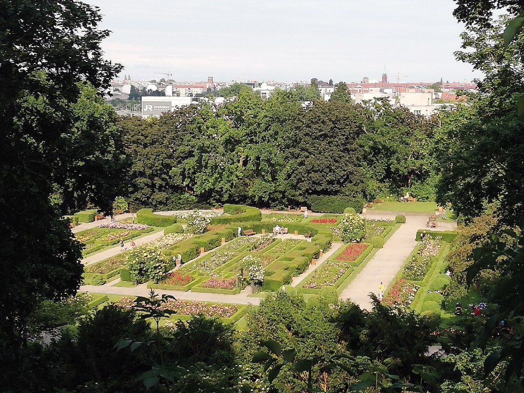 Blick auf den Rosengarten vom Flakturm aus.