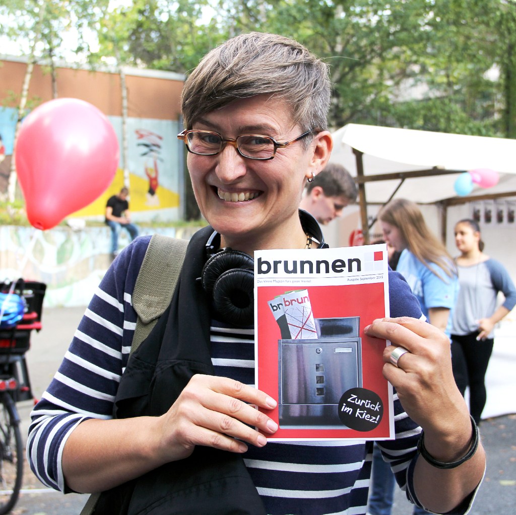 Die ehemalige Quartiersmanagerin Kerstin Stelmacher freut sich über die allererste Ausgabe des Kiezmagazins (2015). Foto: Hensel