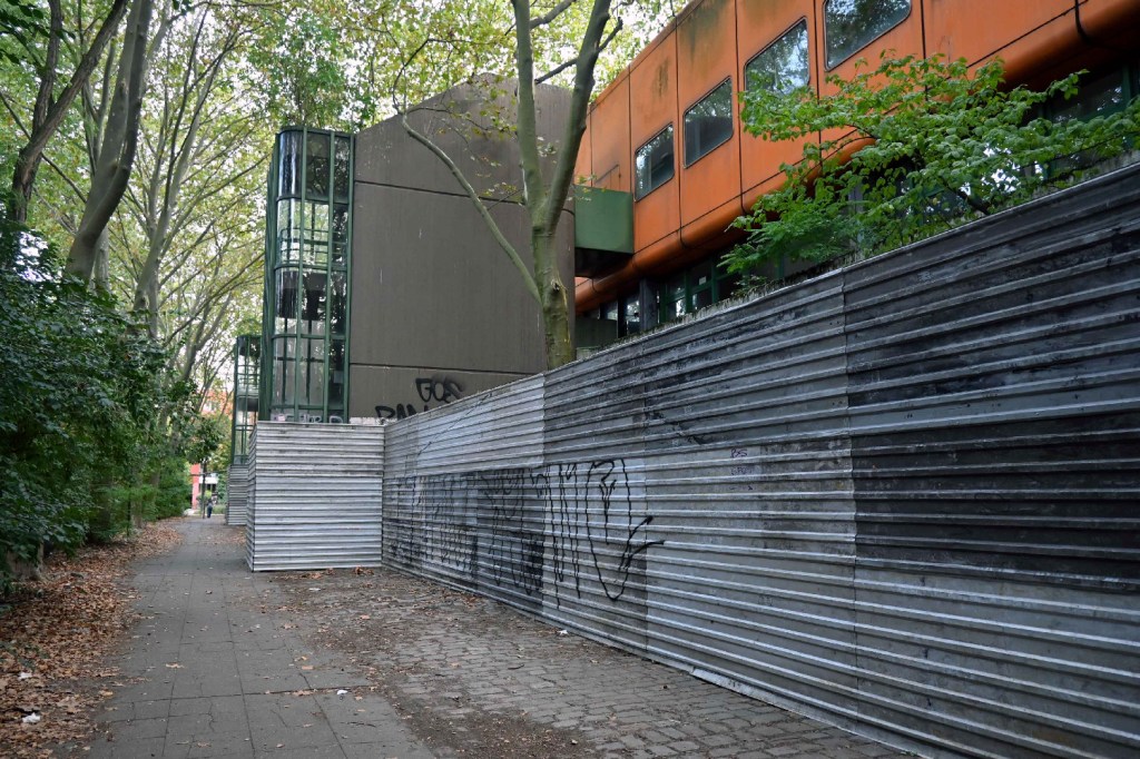Durchgang mit Wellblechzaun neben der alten Schule zwischen Putbusser Straße und Swinemünder Straße, 2023. Foto: Michael Becker
