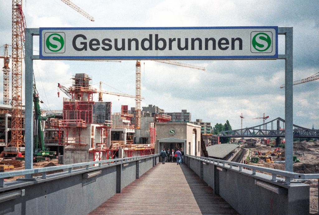 Der Gesundbrunnen wird umgebaut, das Gesundbrunnen-Center entsteht. Foto: Hartmut Bräunlich