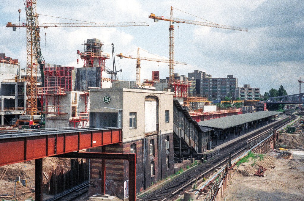 Der Gesundbrunnen wird umgebaut, das Gesundbrunnen-Center entsteht. Foto: Hartmut Bräunlich
