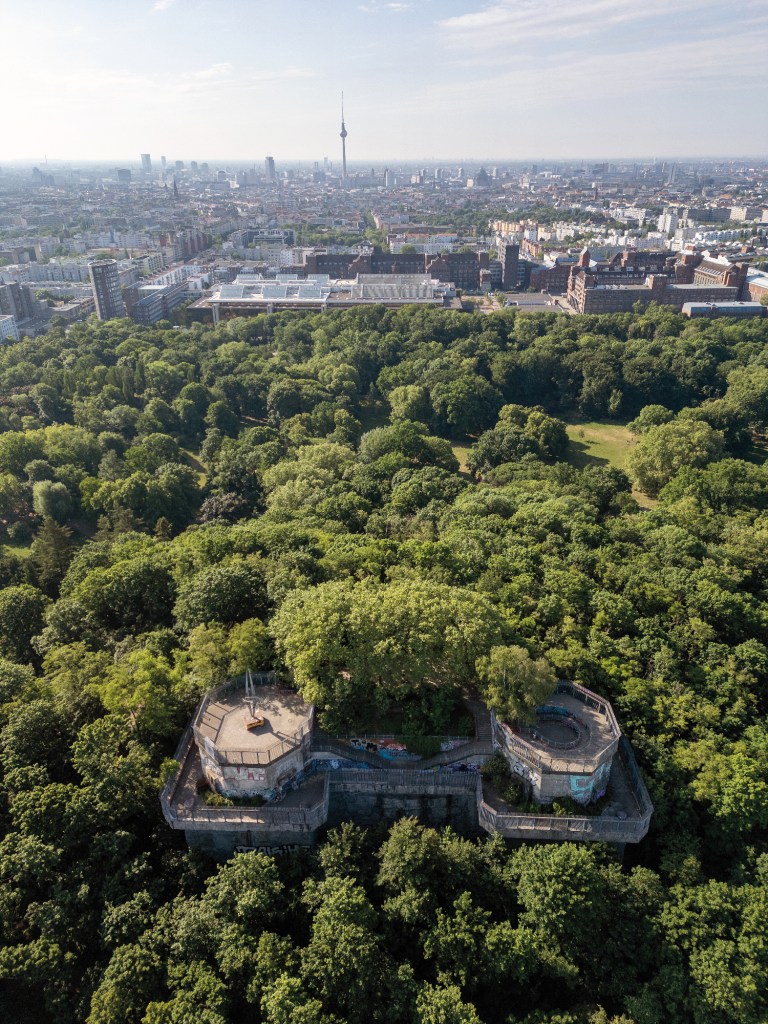 Blick von oben auf den Flakturm und das Brunnenviertel im Hintergrund. Foto: Volker Gehrmann/karachoberlin