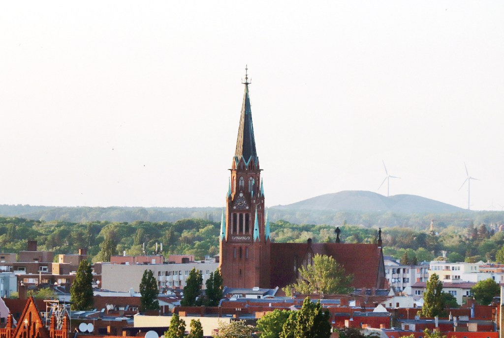 Blick vom Flakturm im Humboldthain in Richtung Arkenberge. Im Vordergrund ist die Stephanuskirche im Soldiner Kiez. Foto: Andrei Schnell