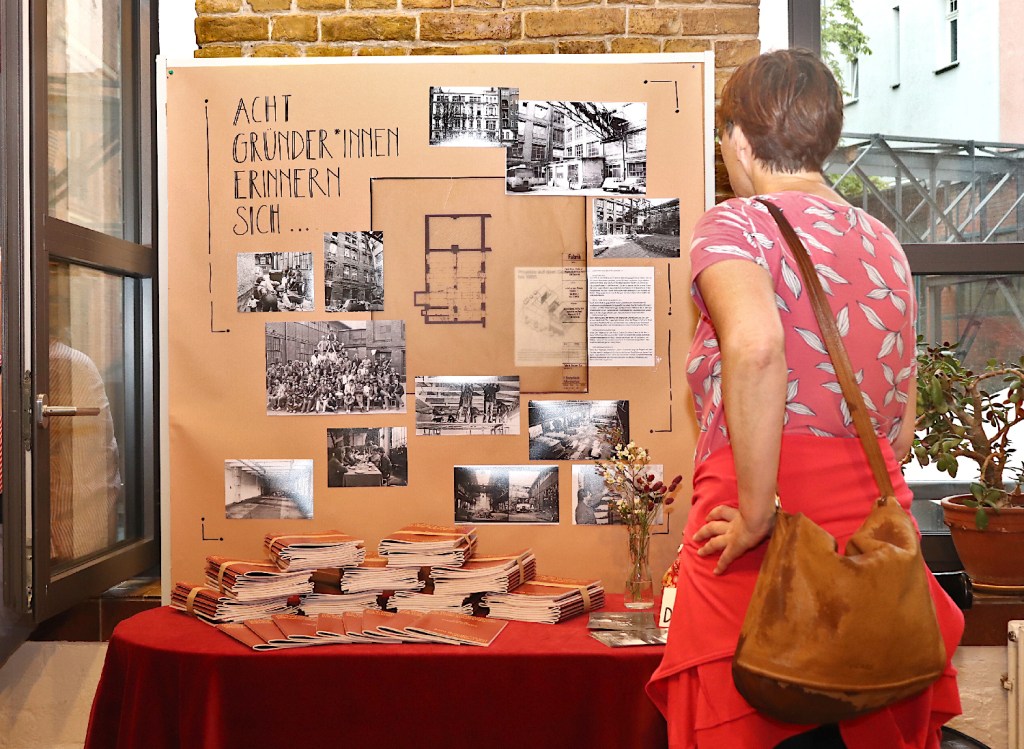 Historische Fotos aus den Gründertagen der Fabrik Osloer Straße, davor die neue Broschüre. Foto: Andrei Schnell