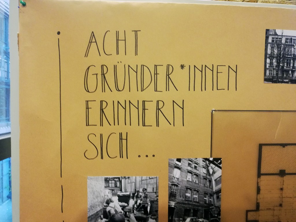 Eine Pinnwand mit historischen Fotos aus der Fabrik Osloer Straße. Foto: D. Hensel