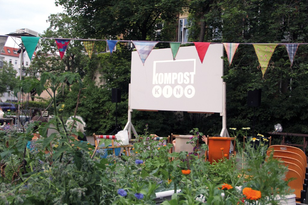 Leinwand im Prinzengarten - gleich startet das Kompostkino. Foto: Hensel