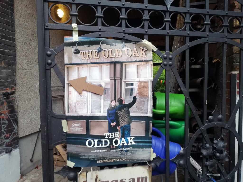 Hier geht's lang: Das Kinoplakat wies den Weg zum Garten an der Panke und damit zur Filmvorführung. Foto: Hensel
