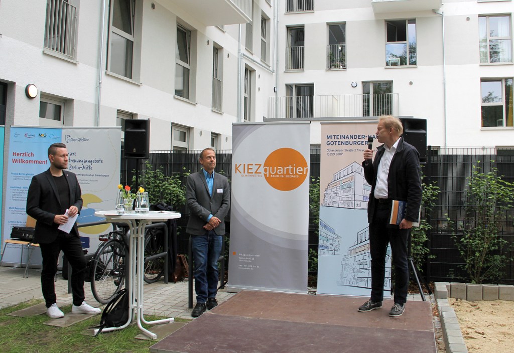 Bezirksstadtrat Ephraim Gothe (SPD, rechts) mit Stadtrat Christoph Keller (Linke, links) und Stefan Lutz von der Kiezquartier gGmbH bei der Eröffnung. Foto: Hensel