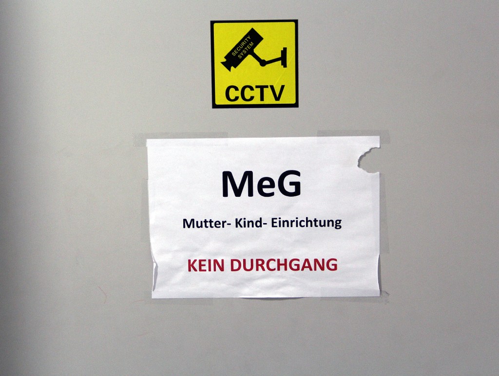 Schild im Miteinander-Haus: Hier ist eine Mutter-Kind-Einrichtung. Foto: Hensel