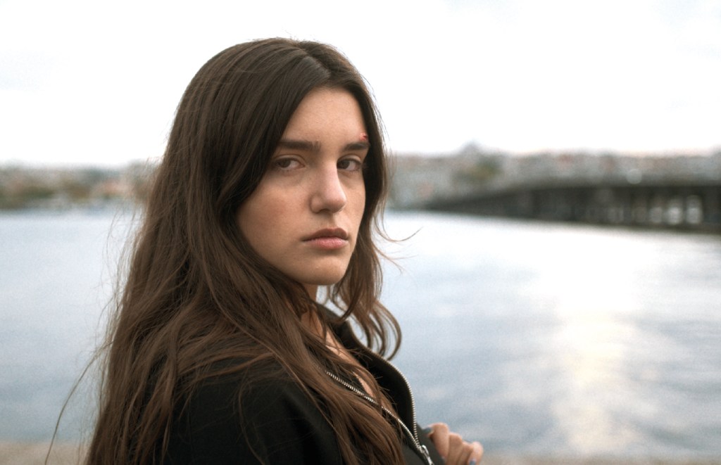 Im Film „Ellbogen“ geht es um die gerade 18-jährige Hazel. Foto: Achtung Panda!