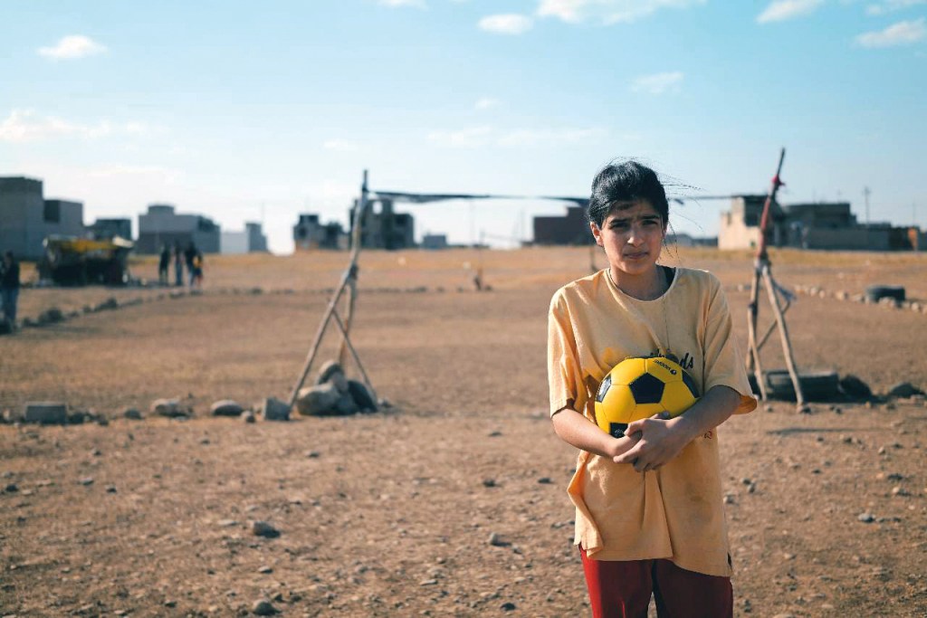 Die elfjährige Mona in Syrien, wo sie bereits Fußball gespielt hat. Foto: Stephan Burchardt/DCM Film