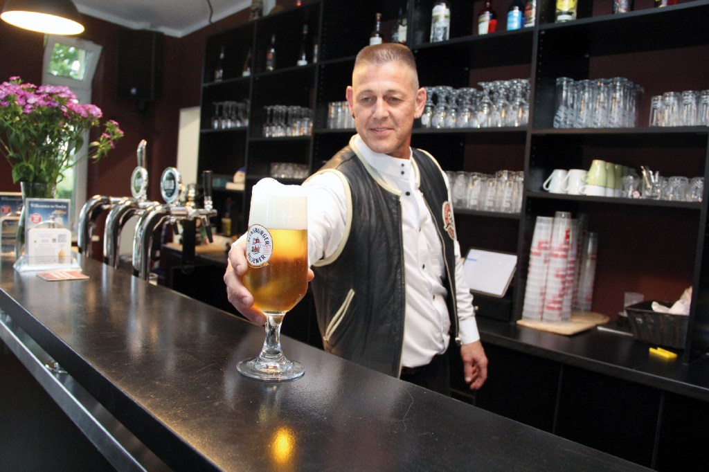 Prost! Am Tresen des Vereinsheims von Vikotia Mitte schenkt Barmann Robert auch Bier aus. Foto: Hensel